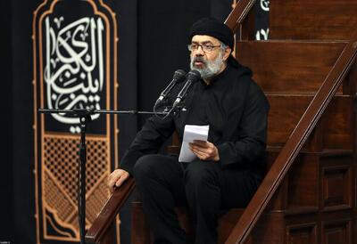  ببینید /  نوای «ایران ای سرای امید ای حرم آل محمد(ص)» توسط حاج محمود کریمی در حسینیه امام