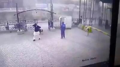 ببینید| لحظه وقوع انفجار انتحاری در داخل نیروهای امنیتی در پیشاور پاکستان