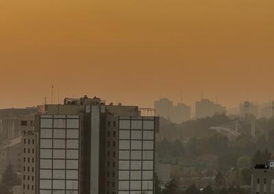  تصاویر خورشید امروز تهران از پشت آلودگی | برج میلاد هم تار دیده می‌شود