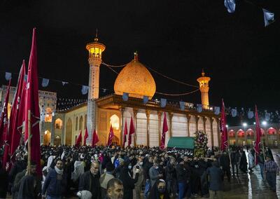 لاله‌گردانی خدام شاهچراغ(ع) در شام غم‌انگیز فاطمیه