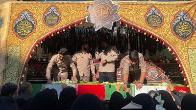  شیراز، پیچیده در پرچم‌های سیاه فاطمی/ مردم فارس، ۱۲ شهید دفاع مقدس را تشییع کردند