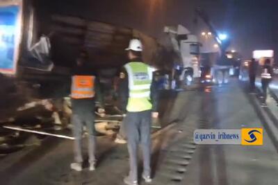  اولین تصاویر از برخورد یک دستگاه تریلی با گاردریل‌های آزادراه کرج - قزوین