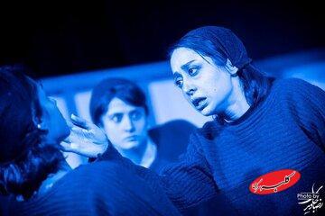  شاید با یه انتخاب دیگه، کلا یه آدم دیگه می‌شدی/ تئاتری که سعید روستایی، تهیه‌کنندگی می‌کند - کلبه سرگرمی