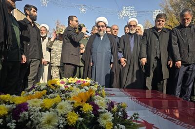  اقامه نماز بر پیکر مطهر شهدای گمنام به امامت حجت الاسلام مطهری اصل