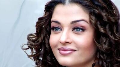  حضور خیره‌کننده آیشواریا رای در فشن شوی پاریس؛ جلوه‌ای از اصالت و لوکس‌پوشی