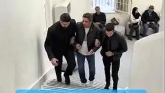 فیلم / دستگیری منوچهر هادی در پله‌های یک مرکز /  آقای کارگردان از رفتار این دو مرد هیکلی عاصی شد!/ ولی قرار نبود آخرش اینجوری بشه