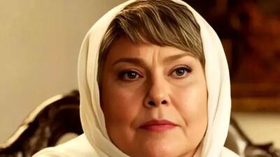  عکس ها / نگاهی به چیدمان خانه مهرانه مهین‌ترابی بازیگر سریال آنام/ دکوراسیون اصیل شامل کتابخونه، سیستم صوتی، مجسمه های دکوراتیو، فرش بلوچی طرح گلیم و...
