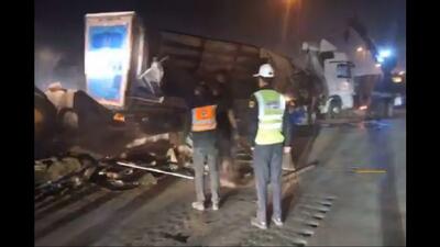  فیلم/ واژگونی تریلی حامل باتری ، آزادراه کرج-قزوین را در هر دو جهت مسدود کرد