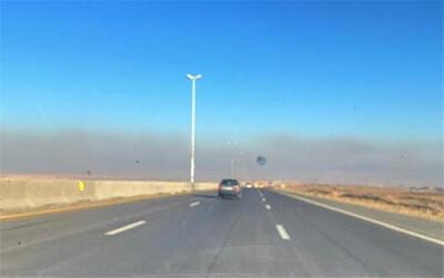  تصویری حیرت آور از دیوار خاکستری آلودگی هوا از جاده قم