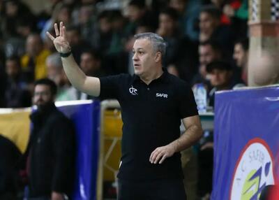  یک مربی نیمکت تیم انتهای جدولی را گردن گرفت