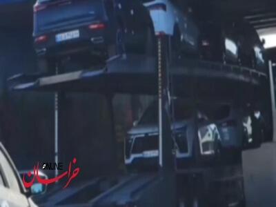  گیر کردن تریلی حامل خودرو زیر پل ورودی گناباد