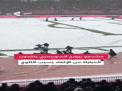  ورود غیرمنتظره هواداران زوریخ به زمین برای برف‌روبی