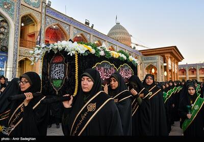  مراسم لاله گردانی خدام حرم شاهچراغ (ع) به مناسبت شام غریبان شهادت حضرت زهرا (س)
