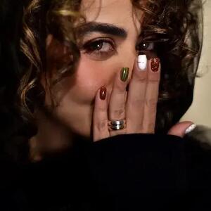  رنگ ناخن‌های شیک الهام اخوان؛ عروس خانم با این استایل تو دل همه جا باز کرد! | اندیشه قرن