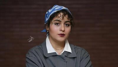  استایل خاص «فاطیما بهارمست» با دستمال‌سر آبی؛ تیپ هنری در پشت صحنه تئاتر‌ (عکس)