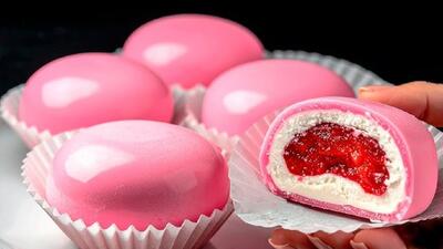  طرز تهیه موچی خوشمزه با توت‌فرنگی و شیر تازه (فیلم)
