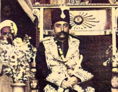  همسران مظفرالدین‌شاه در حیاط کاخ (عکس)