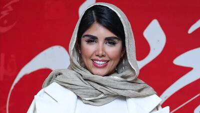  استایل زمستانی بلاگر معروف در اکران «کج‌پیله»؛ «نگین عابدزاده» با کیف سفید و شال طوسی (عکس)