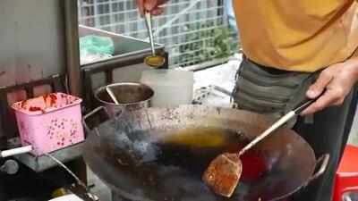  غذای خیابانی پنانگ: طعم بی‌نظیر رشته‌سرخ شده با میگو و تخم‌مرغ (فیلم)