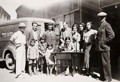  100 سال پیش، خانم‌های ایرانی در اولین تجربه با چرخ خیاطی!