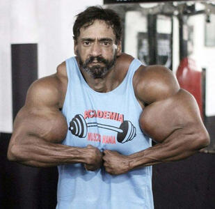  نگاه روز | بازوهای این مرد بدنساز نیم متر است + عکس 🌟