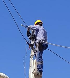  نصب تیر فشار ضعیف و احداث شبکه پایدار برق در روستای جائین حاجی آباد