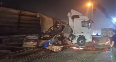  واژگونی تریلی حامل باتری ، آزادراه کرج- قزوین را در هر دو جهت مسدود کرد