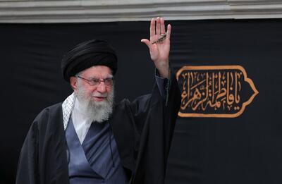  این عکس گفتگوی دیشب محمود کریمی با رهبر انقلاب وایرال شد!