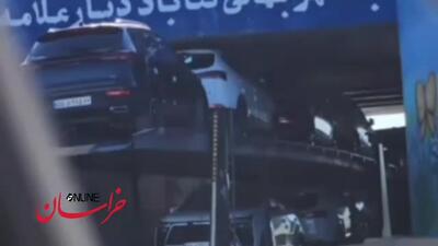  گیر کردن تریلی حامل خودروها چند میلیاردی زیر پل ورودی گناباد