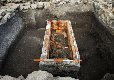  «تابوت رومی» بعد از ۱۷۰۰ سال باز شد؛ از اسکلت تا جواهرات | تصاویر