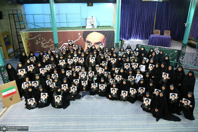  بازدید جمعی از دانش آموزان مدرسه انقلاب کرج از بیت امام خمینی در جماران