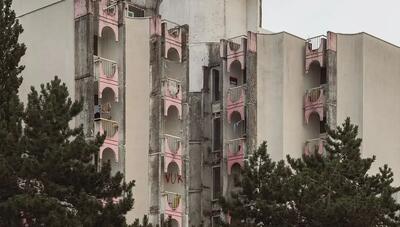  خوابگاه دانشجویی پودگوریتسا و معماری بروتالیستی با جزئیات صورتی! (تصاویر)
