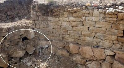  جمجمه 2 هزارساله جنگجوی شکست‌ خورده در زیر دیوار پیدا شد