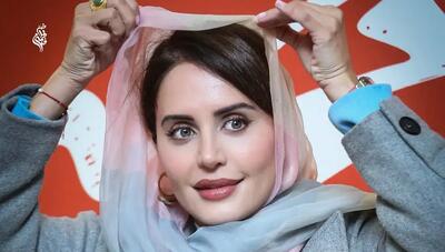  استایل شیک و پاییزی الناز شاکردوست؛ پالتوی طوسی و کیف صورتی در اکران «کج پیله» (عکس)