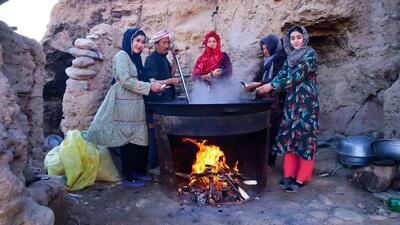  پخت سنتی مرغ در کدو تنبل روی آتش در روستاهای افغانستان (فیلم)