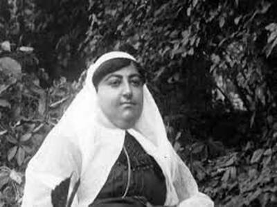  سفر به تاریخ؛ عکس یادگاری «مادر احمدشاه و گربه‌اش» در باغ (عکس)