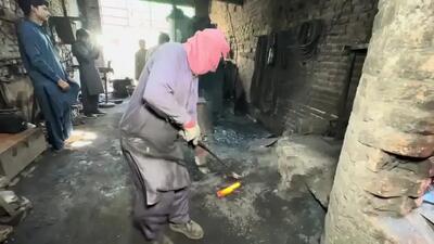  تولید ساطور قصابی از بازیافت فنرهای قدیمی کامیون در پاکستان (فیلم)