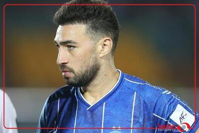  منیرالحدادی مصدوم شد و از زمین بازی خارج و به جای او مهران احمدی وارد زمین شد