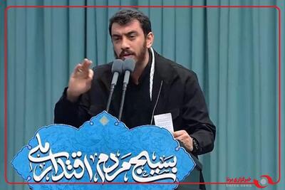  لحظاتی از شعرخوانی حاج مهدی رسولی در مراسم روز بسیج در حسینیه امام خمینی(ره)