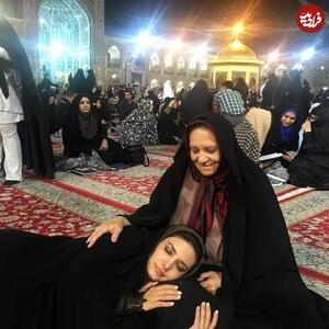  عکس/ لیندا کیانی همراه مادرش در حرم امام رضا (ع) | اقتصاد24