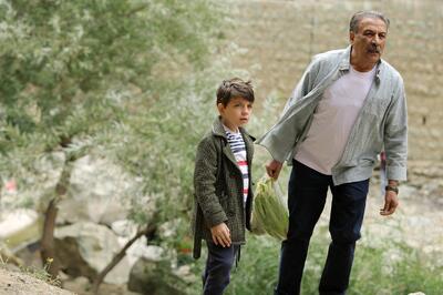  تصویری از لحظات دیدنی امید ثروتی  سریال آنام  در کنار خانواده اش به مناسبت جشن تولد ۷۲ سالگی