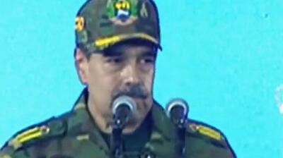  مادورو با در دست گرفتن شمشیر طلایی در یک سخنرانی آتشین فراخوان داد: همه برخیزید / از ایران مقاوم سپاسگزاریم/ عکس