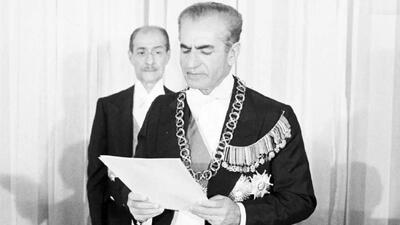  سفر در زمان؛ «محمدرضا پهلوی و فرح» در فرودگاه مهرآباد؛ خرداد 1357/ عکس