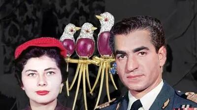  عکس سفر در زمان / شاه پهلوی و ملکه خانم با کفش گلی در خانه مرد همدانی .../ دخترک روستایی که چشم از شاه و ملکه دزدیده ... /  سال 1328