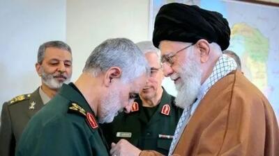 فیلم / یادی کنیم از ماجرای انگشتری که رهبر معظم انقلاب به حاج قاسم سلیمانی اهدا کردند؛ چقدر عزیز بوده و عظمت داشته اون انگشتر که سردار دل‌ها اینطور مواظبش بوده