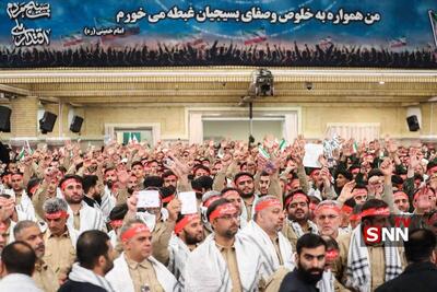  لحظاتی از سرودخوانی بسیجیان در مراسم روز بسیج در حسینیه امام خمینی (ره) + فیلم