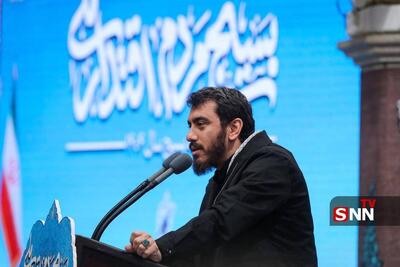  لحظاتی از شعرخوانی حماسی مهدی رسولی در مراسم روز بسیج در حسینیه امام خمینی (ره) + فیلم