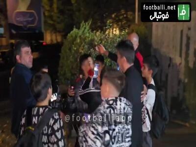  عکس یادگاری کودکان هوادار فوتبال با امیر قلعه نویی سرمربی تیم ملی ایران