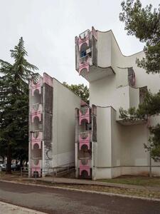  جزئیات صورتی در نمای این خوابگاه جلب توجه می‌کند