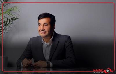 احمد دنیامالی، وزیر ورزش و جوانان مدال دسته ۷۱ کیلوگرم رقابت‌های بین‌المللی جام فجر را اهدا کرد